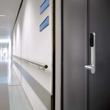 SMARTair escutcheon on a corridor door (Mul-T-Lock)